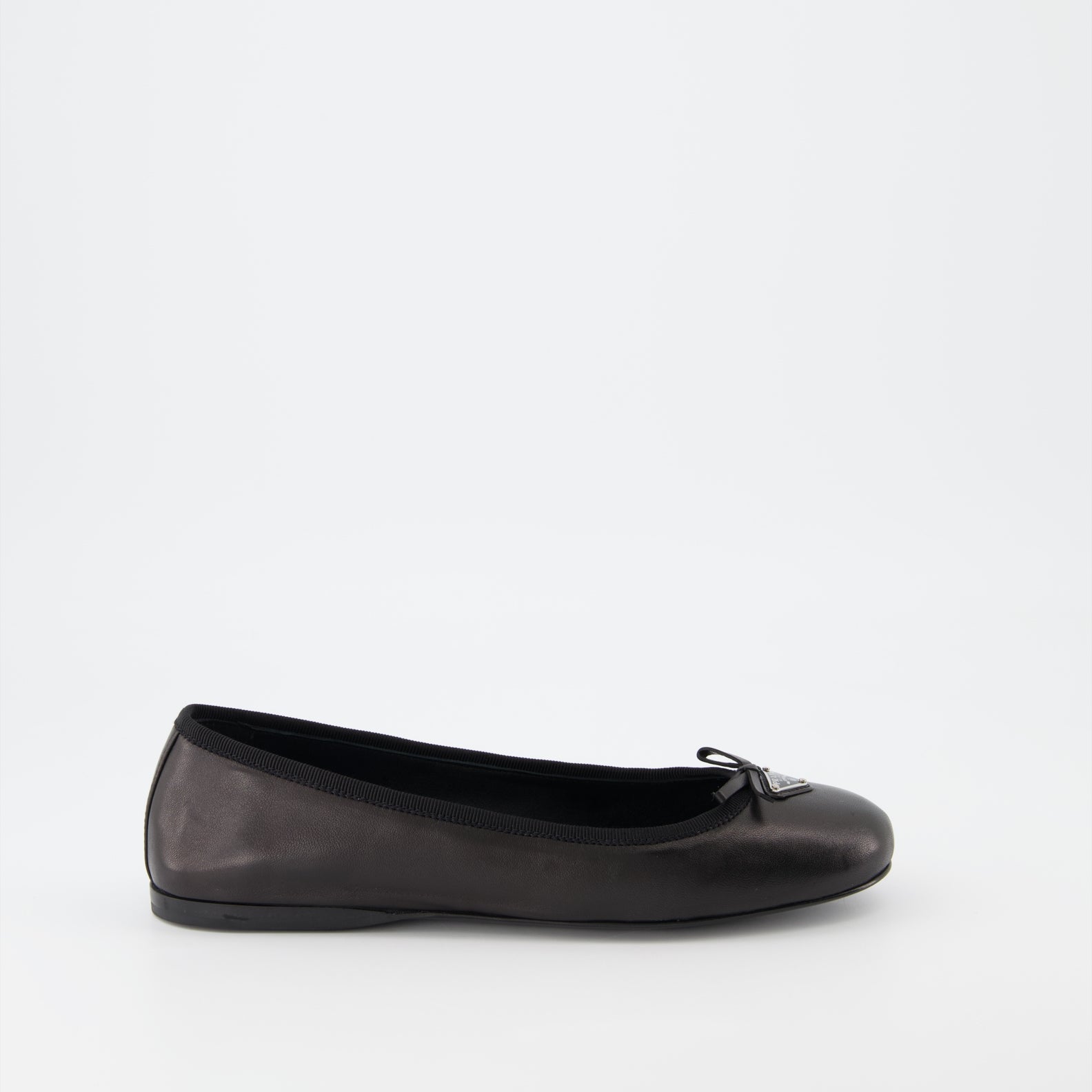 Chaussures plates Ballerines en nappa Prada Noir Femme