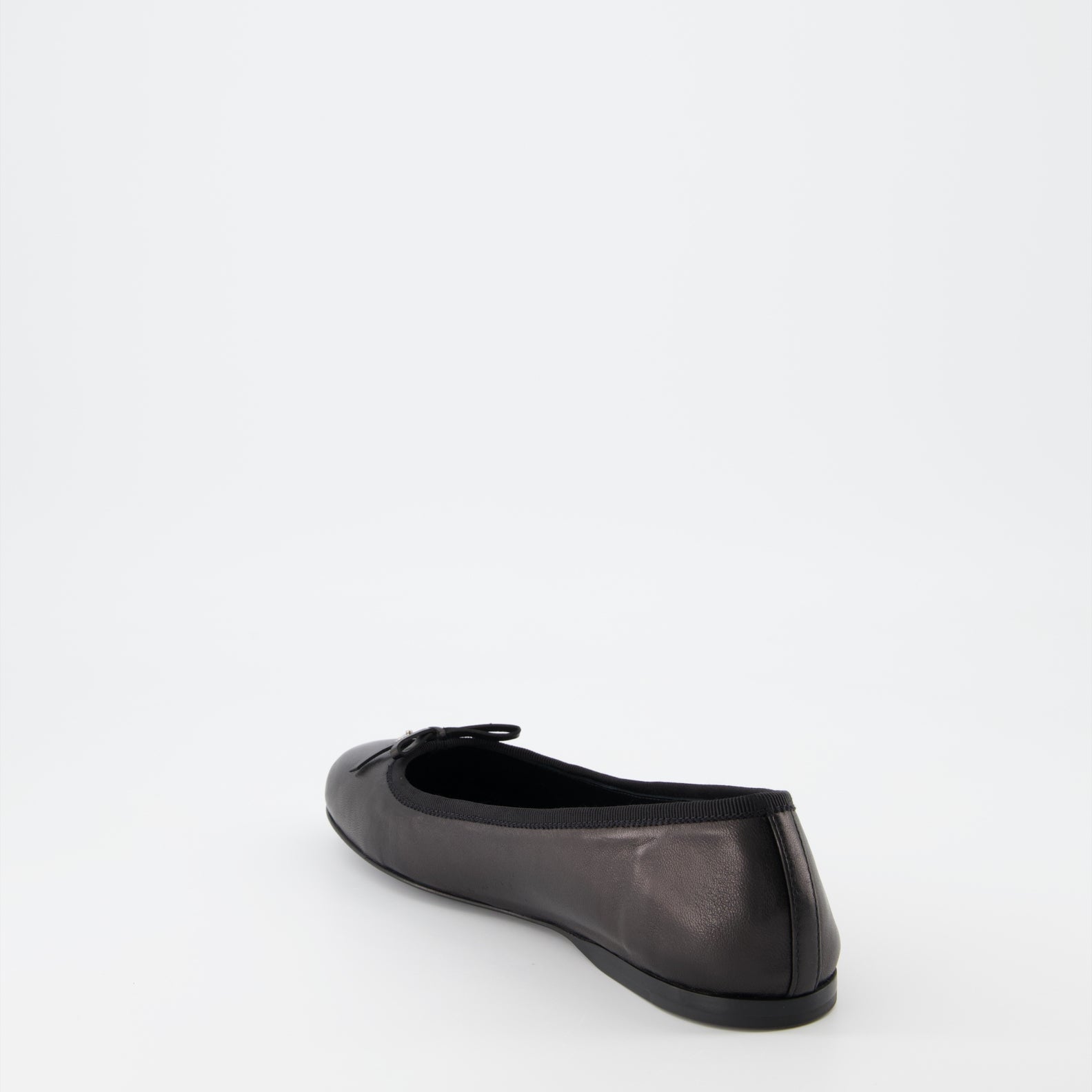 Chaussures plates Ballerines en nappa Prada Noir Femme