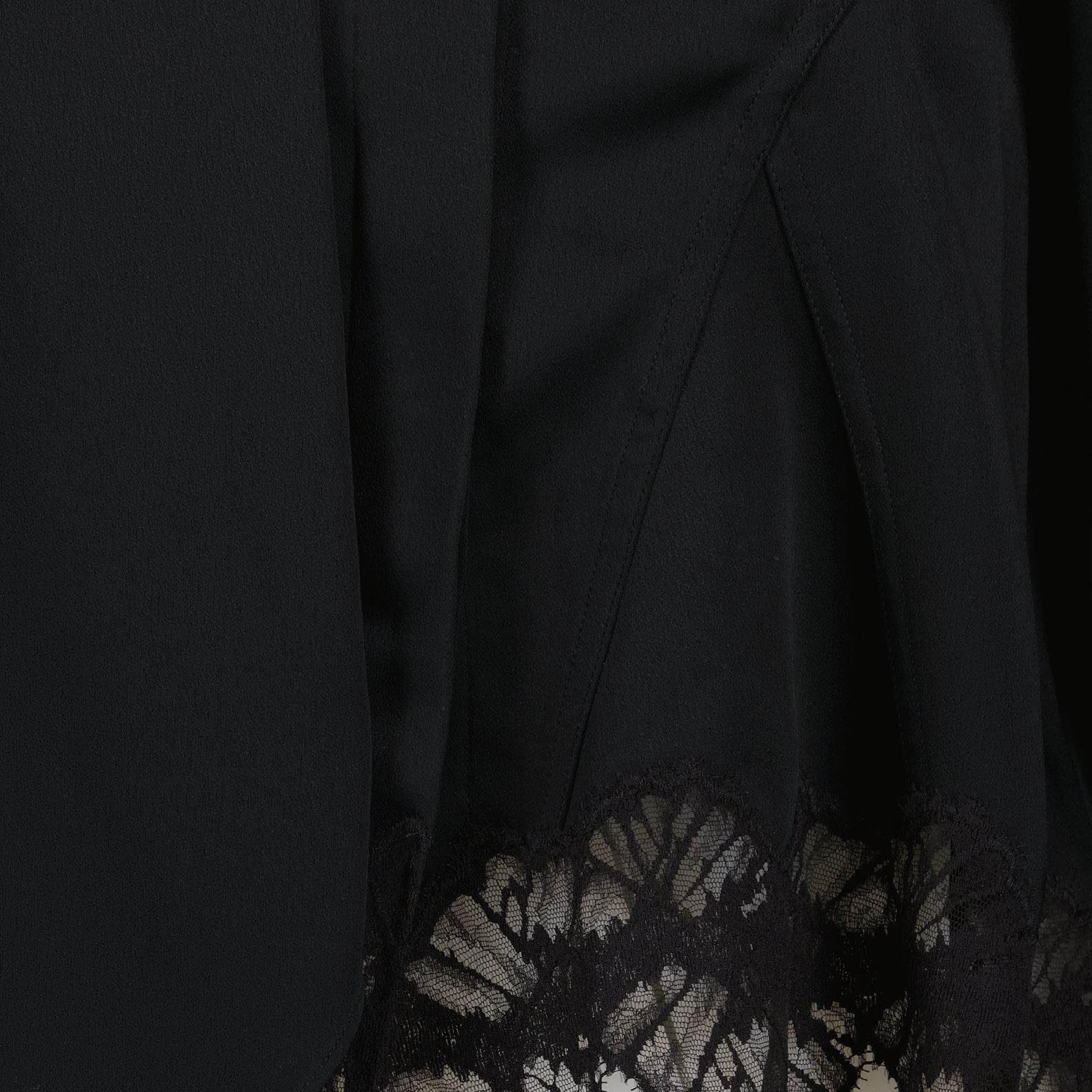 Chemise courte à nœud lavallière