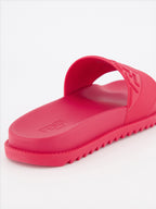 Chaussures ouvertes Claquettes FF Fendi Rouge Homme