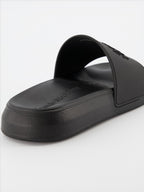 Sneakers Claquettes à logo Alexander McQueen Nero Femme