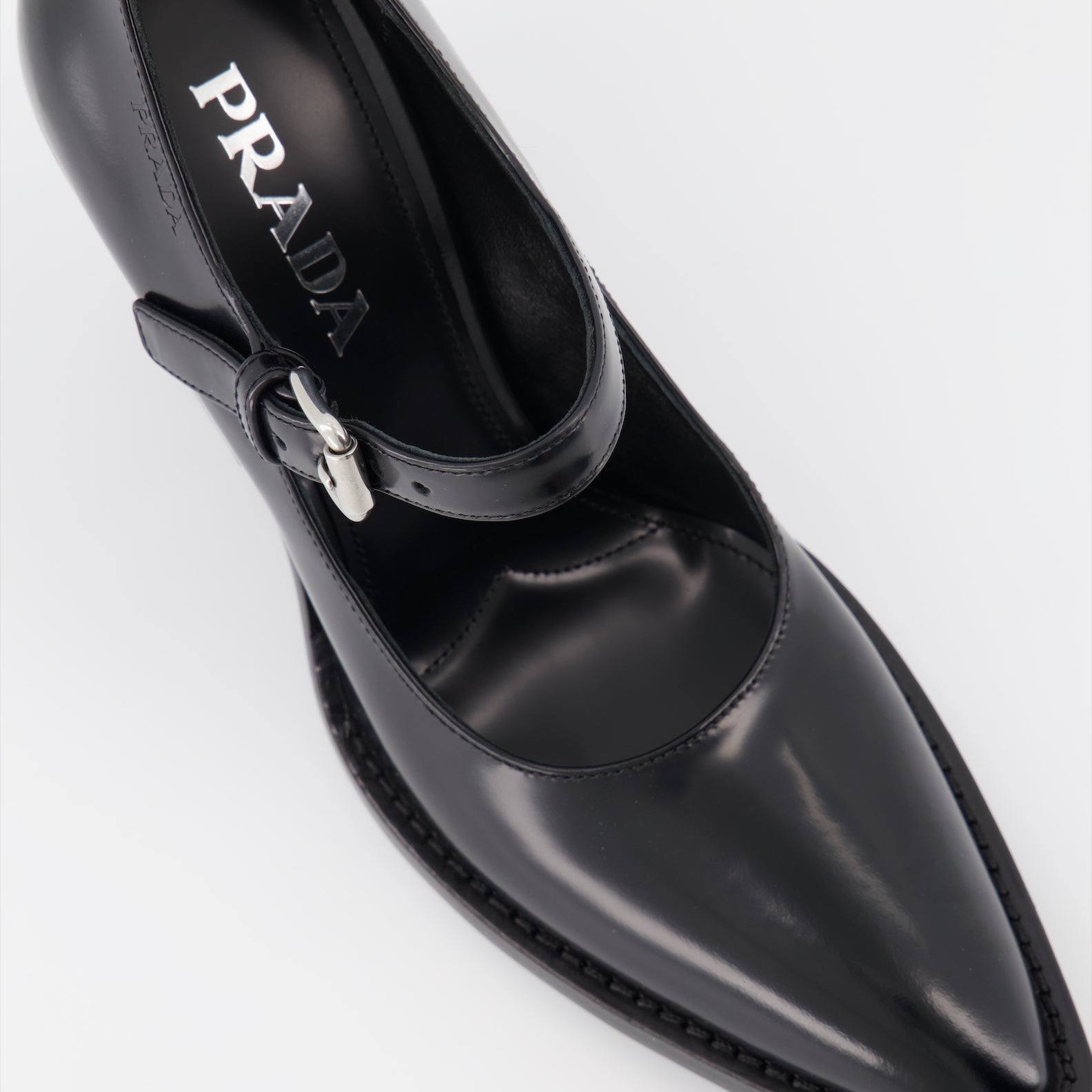 ヒール ブラッシュレザーパンプス Prada 黒 女性