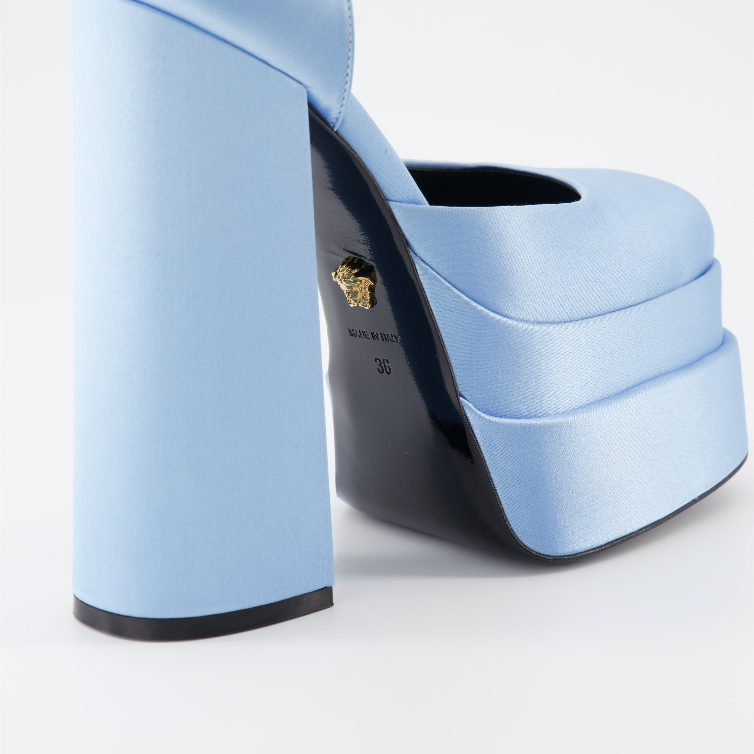 Escarpins Medusa Aevitas en satin bleu