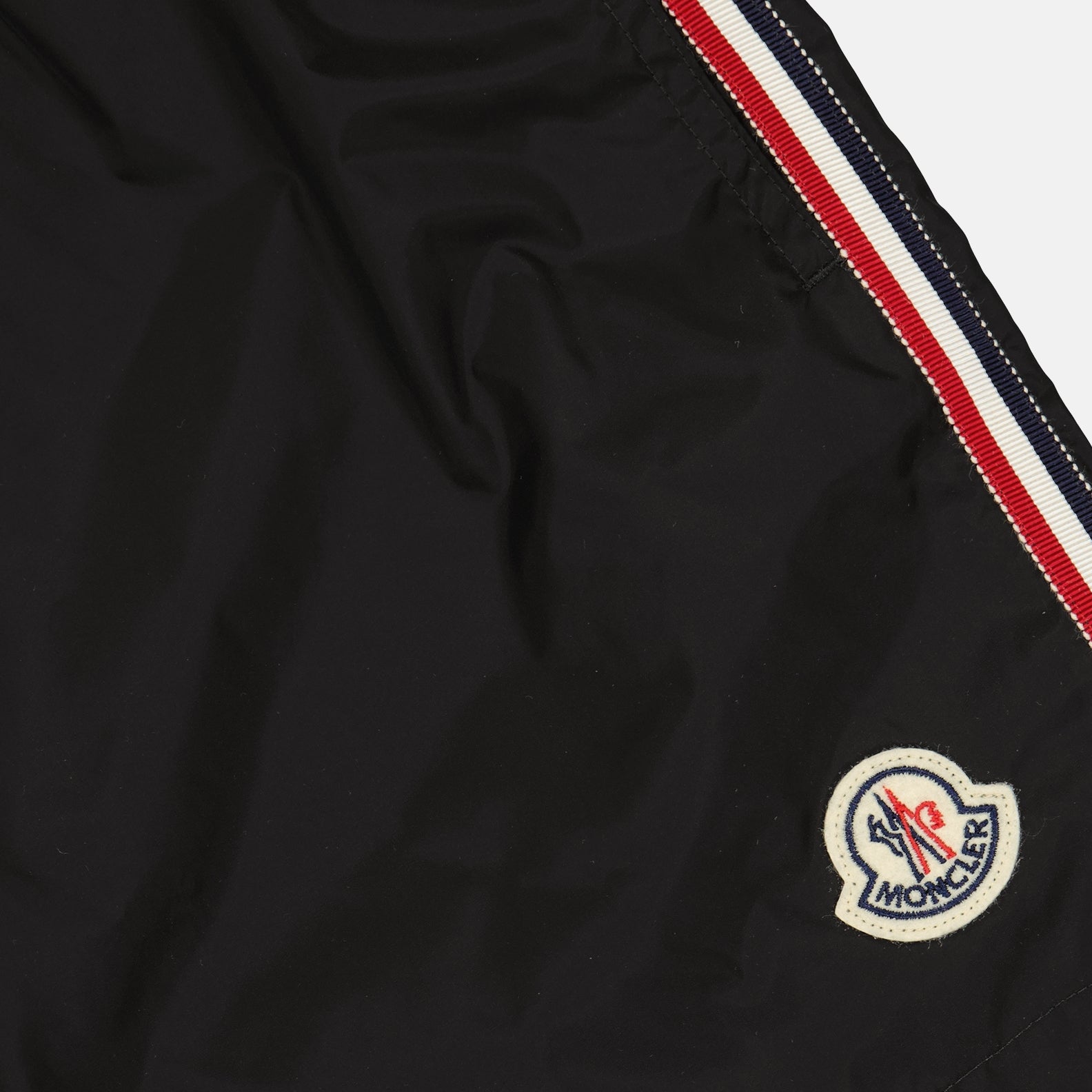 Image of the Moncler logo swim shorts for men - Spring-Summer 2023 - Detailed view_1