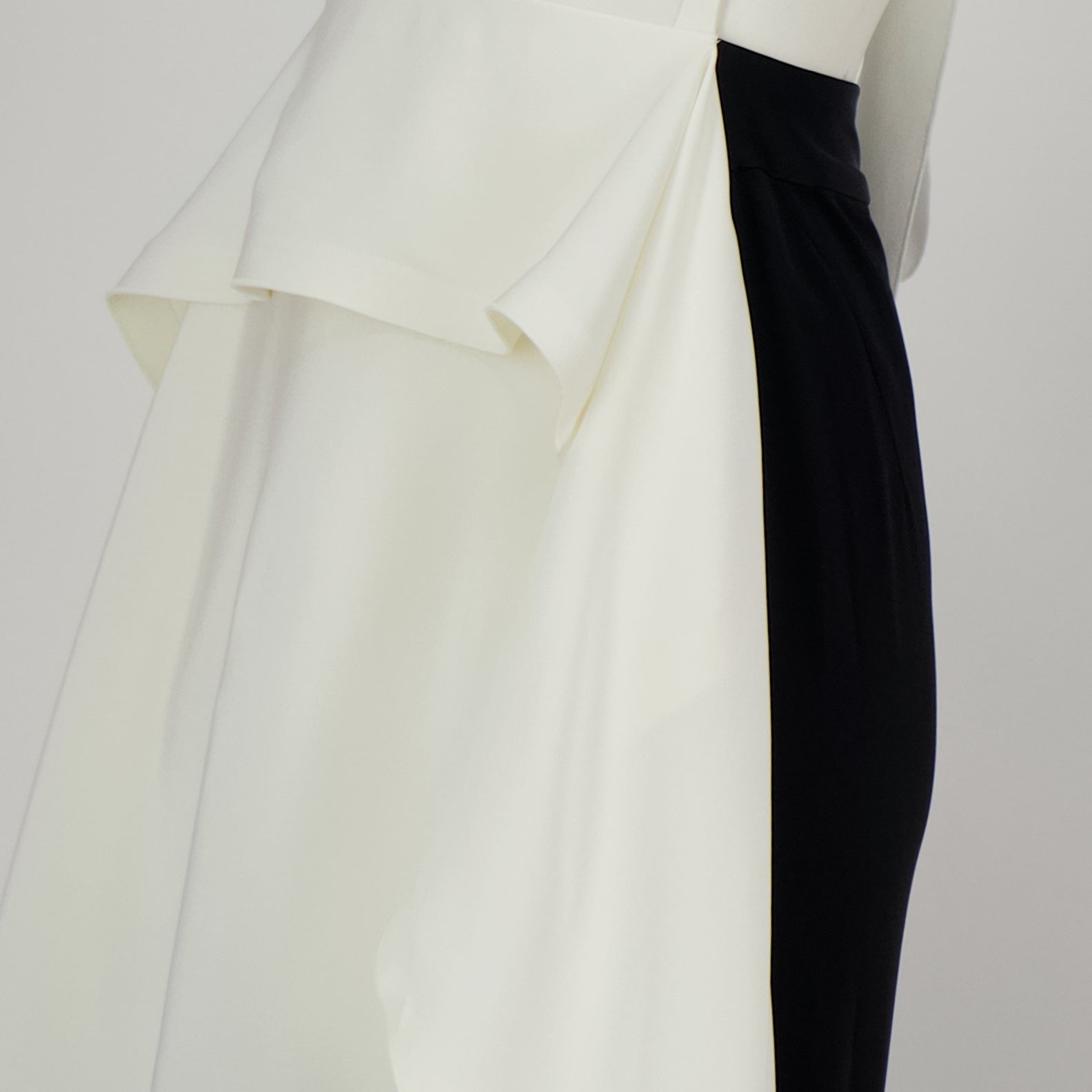 Robe drapée sans manches en ivoire