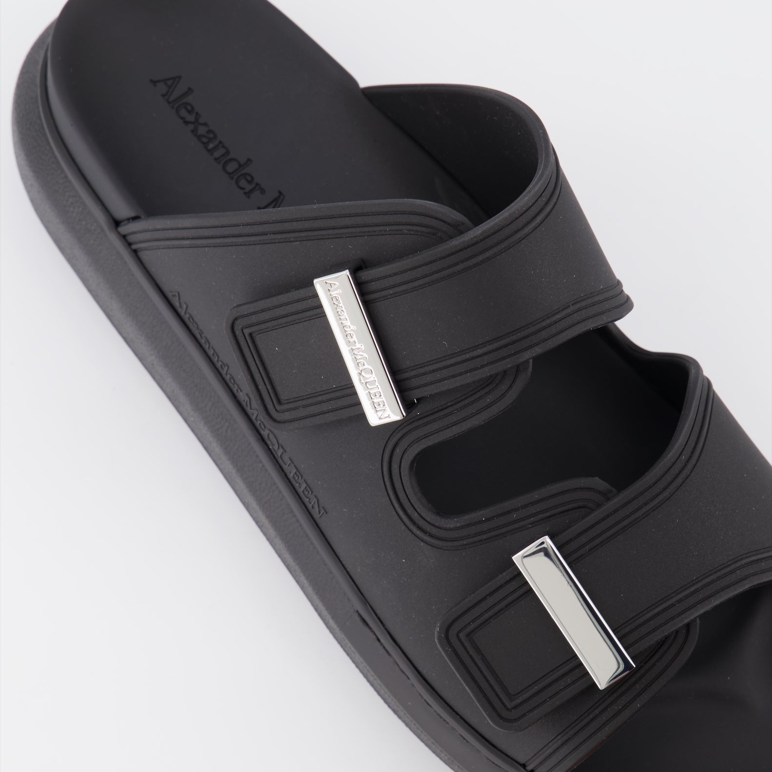 オープントゥシューズ ハイブリッドサンダル Alexander McQueen 黒 男