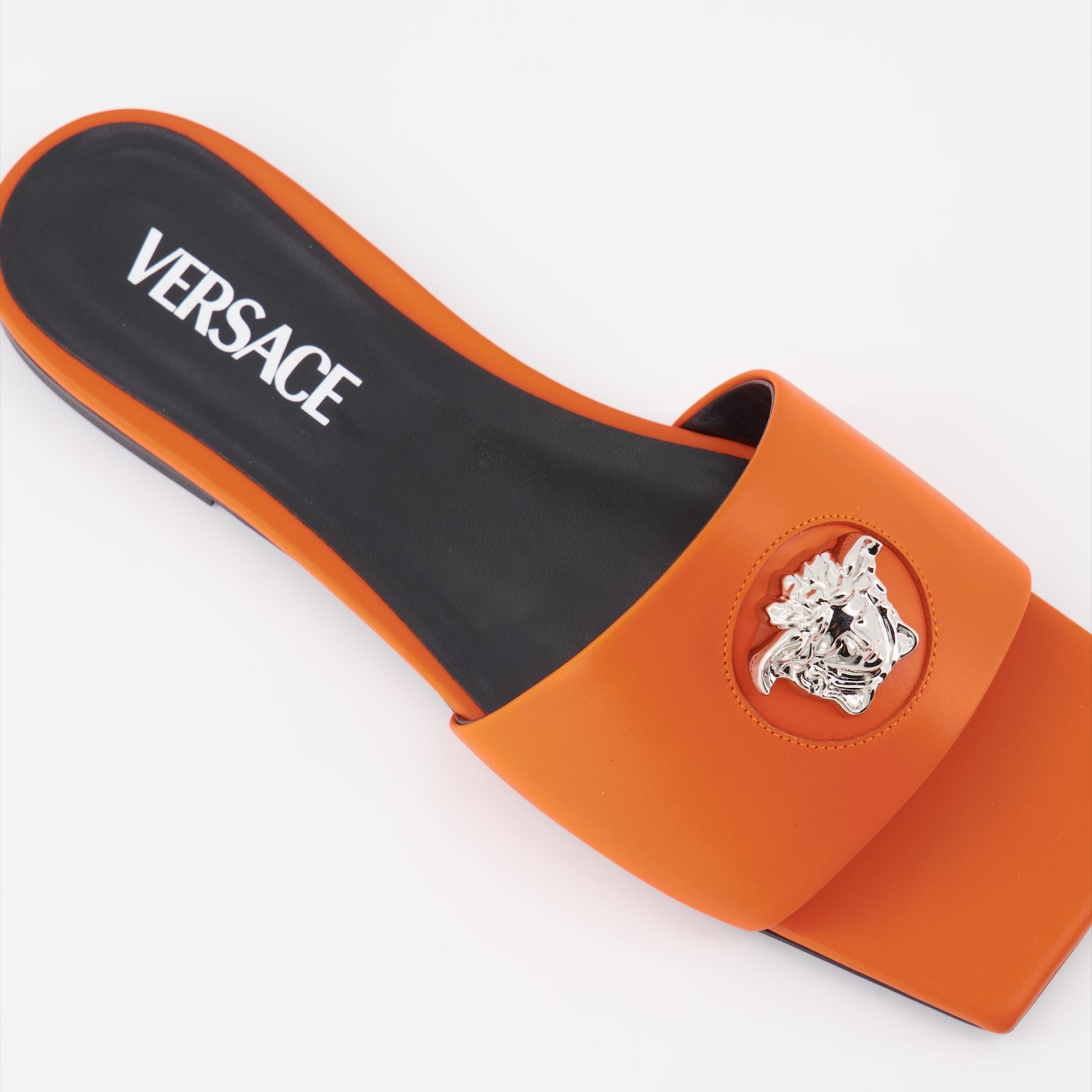 Zapatos abiertos Sandales plates Medusa Versace Naranja Femme